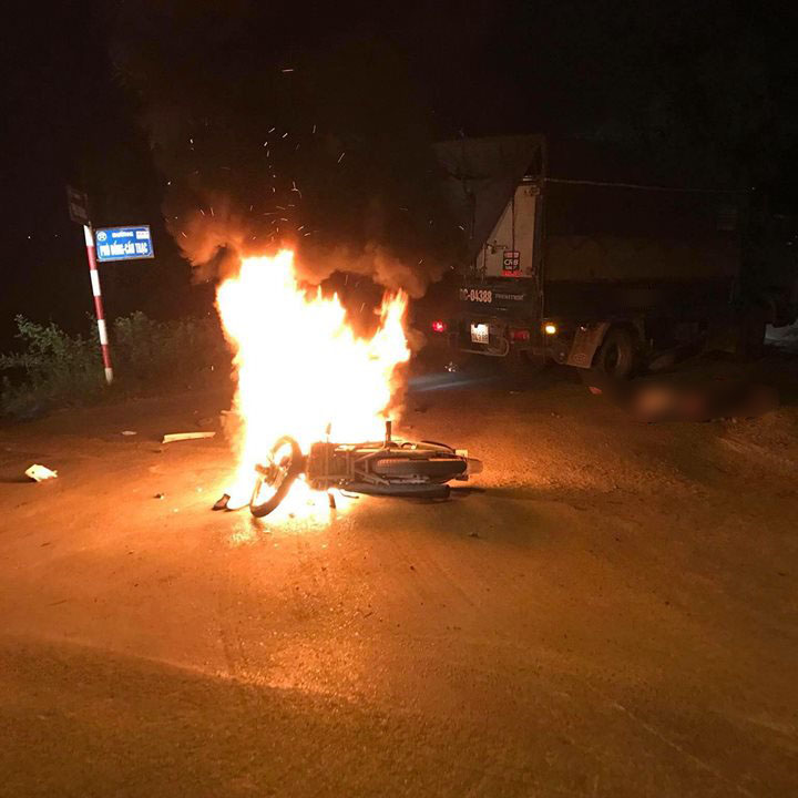 Motorcycle fire as a torch after the collision, twin brothers victims - 1