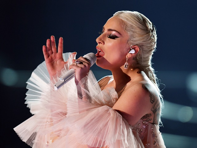 "Mẹ Quỷ" Lady Gaga gây sốc khi tiết lộ làm sạch mặt bằng băng dính