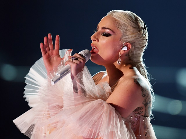 ”Mẹ Quỷ” Lady Gaga gây sốc khi tiết lộ làm sạch mặt bằng băng dính