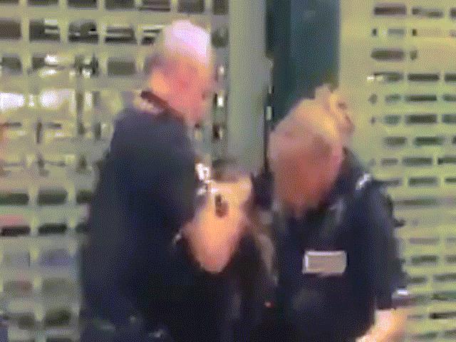 Video cảnh sát Anh thẳng tay tát bé gái 14 tuổi gây sốc