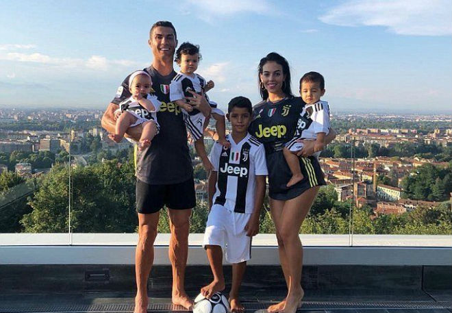 Ronaldo khoe gia đình nhỏ, hạnh phúc to: Mơ làm huyền thoại Serie A - 1