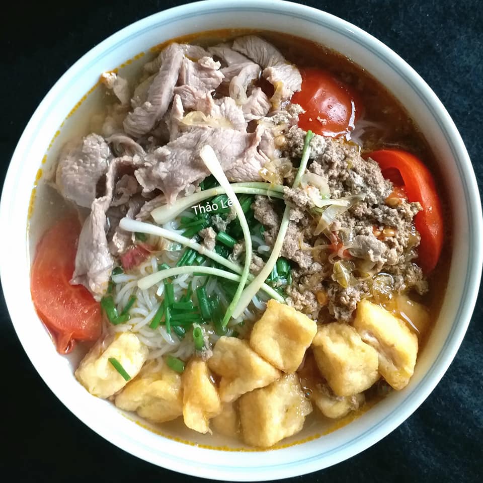Cuối tuần chiêu đãi cả nhà bún riêu cua bắp bò hấp dẫn hơn ngoài hàng - 1