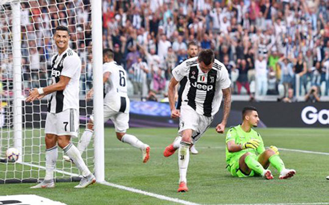 Ronaldo khát bàn thắng dùng cả tay chơi bóng, fan Messi “gây chiến” - 1