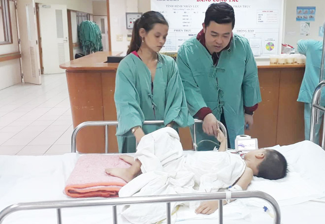 Quang Lê lặng lẽ thăm bé trai bị người tình của mẹ đánh vỡ ổ bụng - 1