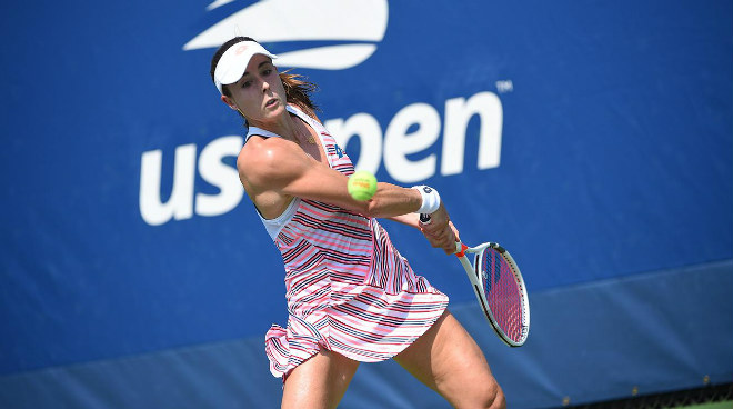 Bi hài US Open: Đang đánh hăng, mỹ nhân tennis bỗng lột áo khoe nội y - 1