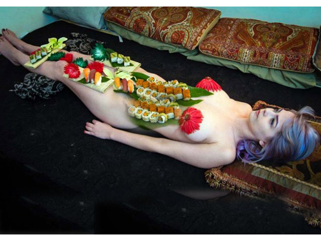 Mẫu bàn tiệc sushi kể chuyện lấy cơ thể làm đĩa đựng thức ăn