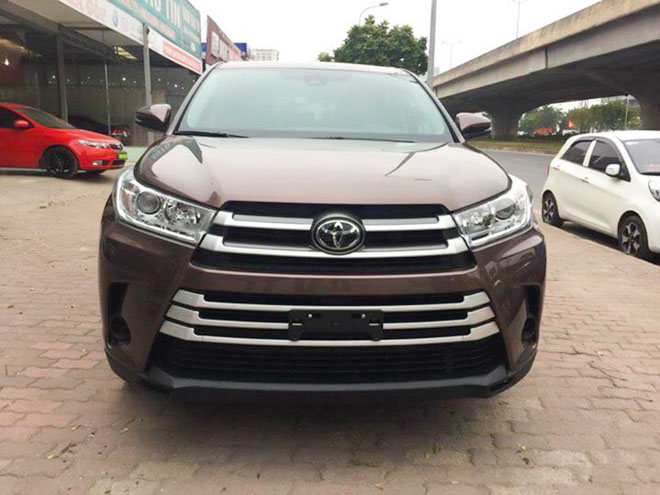 Toyota Highlander 2018 LE về Việt Nam với giá bán hơn 2,7 tỷ đồng - 1
