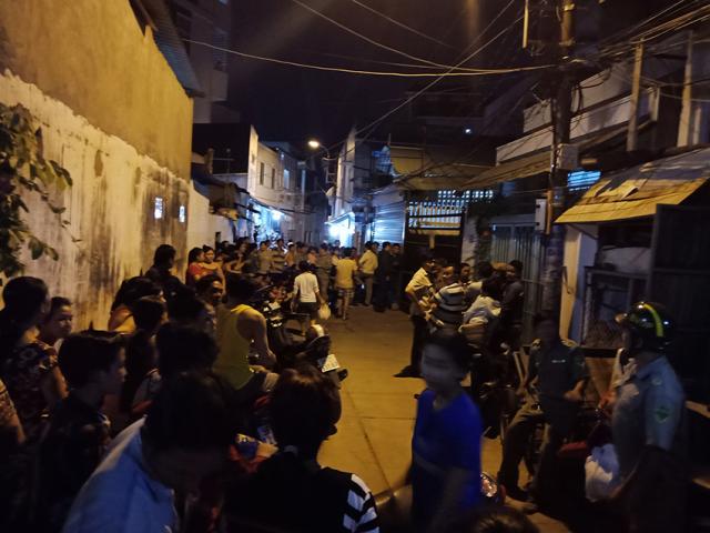 Trinh sát vây ráp căn nhà giữa cánh đồng hoang, bắt nghi phạm giết người