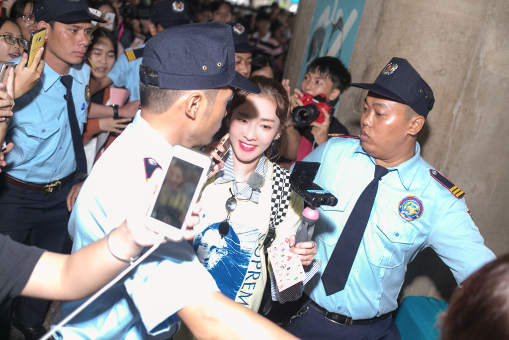 "Mỹ nhân không tuổi" Hàn Quốc ngồi uống bia, ăn vặt bên vỉa hè Sài Gòn - 1