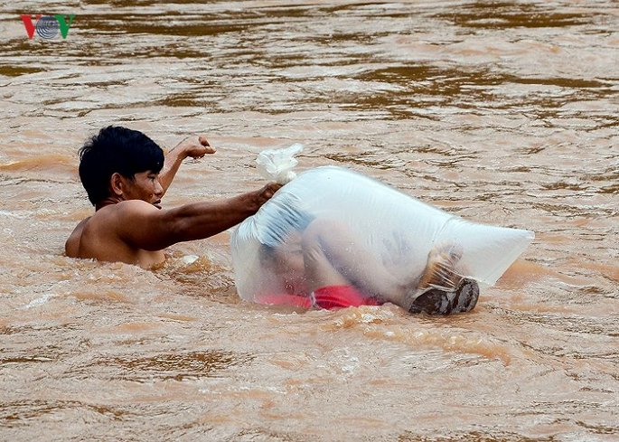 Imposing students to carry plastic bags over the river