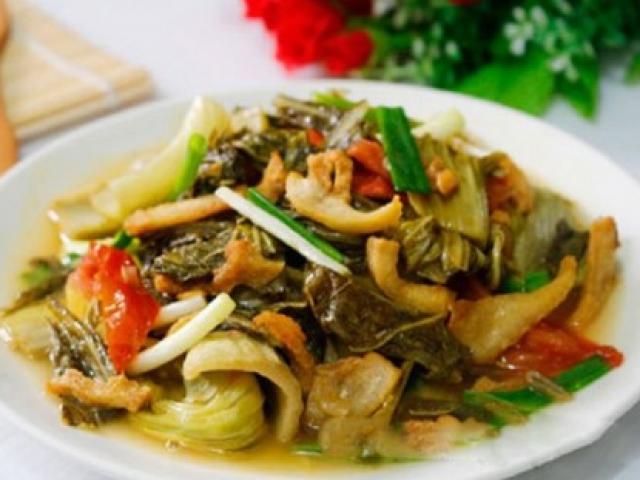 Dưa chua xào tóp mỡ ngon cơm ngày mưa