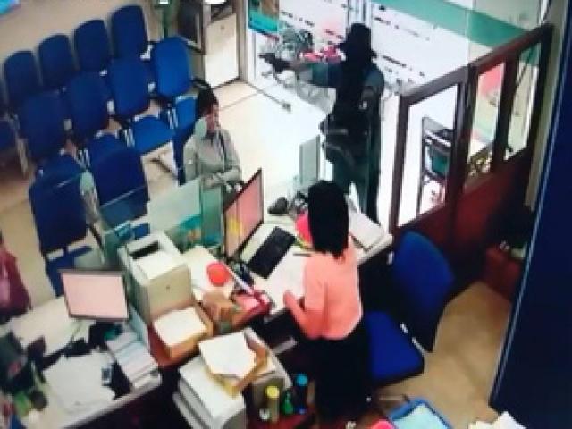 Choáng khi xem lại clip vụ cướp ngân hàng ở Tiền Giang