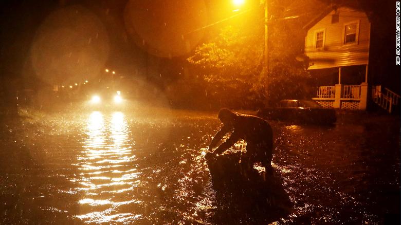 Cận cảnh đường phố Mỹ “ngập như sông”vì siêu bão Florence - 1