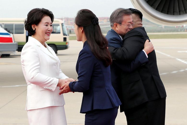 Vợ ông Kim Jong-un làm điều chưa có tiền lệ khi đón Tổng thống HQ - 1