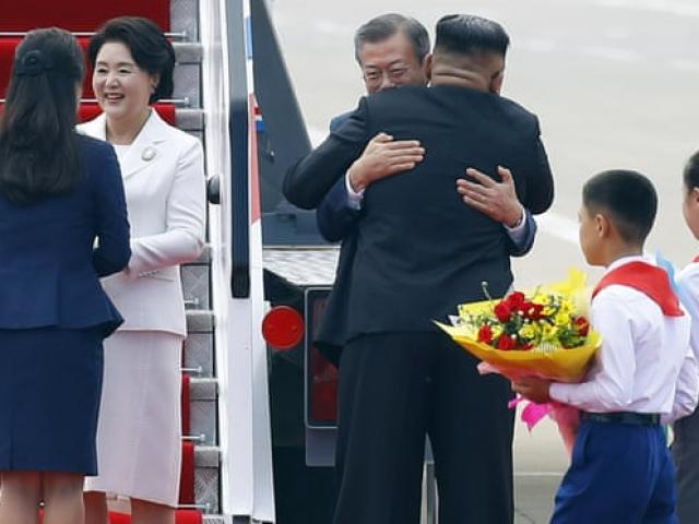 Phản ứng bất ngờ của dân HQ khi thấy Kim Jong-un ôm Moon Jae-in