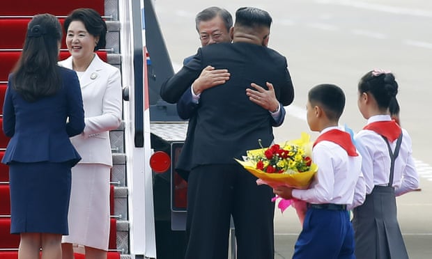 Phản ứng bất ngờ của dân HQ khi thấy Kim Jong-un ôm Moon Jae-in - 1