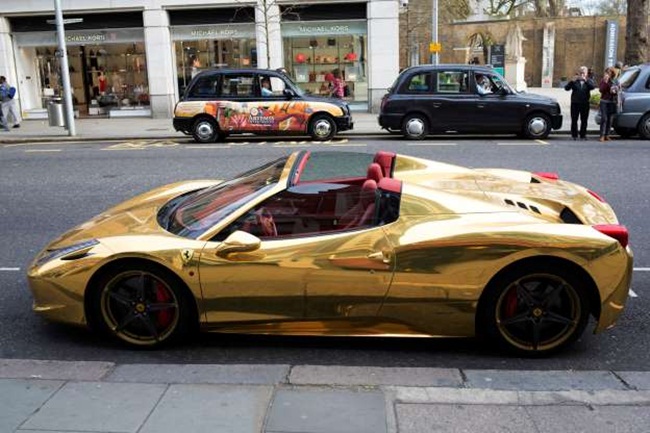 Một chiếc xe Ferrari mạ vàng ở Chelsea, Anh.