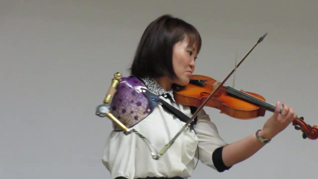 Cô gái trẻ mất một cánh tay vẫn chơi đàn violon - 1