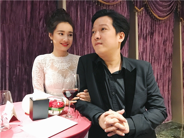 Dàn vệ sĩ cầm sẵn dù xuất hiện tại nhà Nhã Phương, phải chăng tương tự hôn lễ của Hà Tăng?
