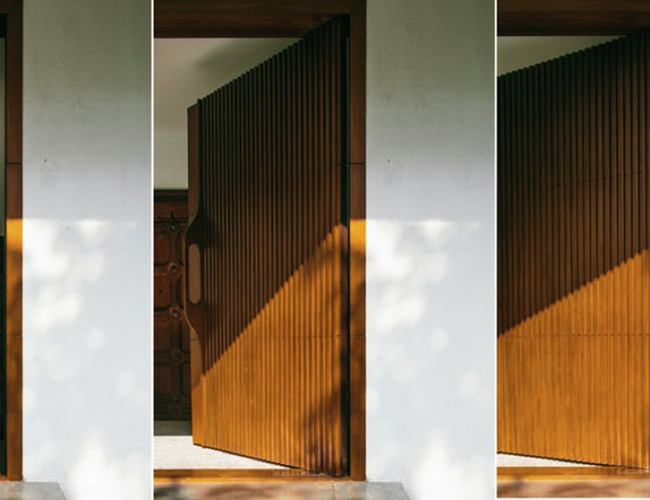 Ngôi nhà là một sự cân bằng lý tưởng giữa thiết kế hiện đại và truyền thống. Những cánh cửa cổ được chạm khắc tinh tế. Nó được cố định trên một nền đá granite và chạy dọc theo hành lang