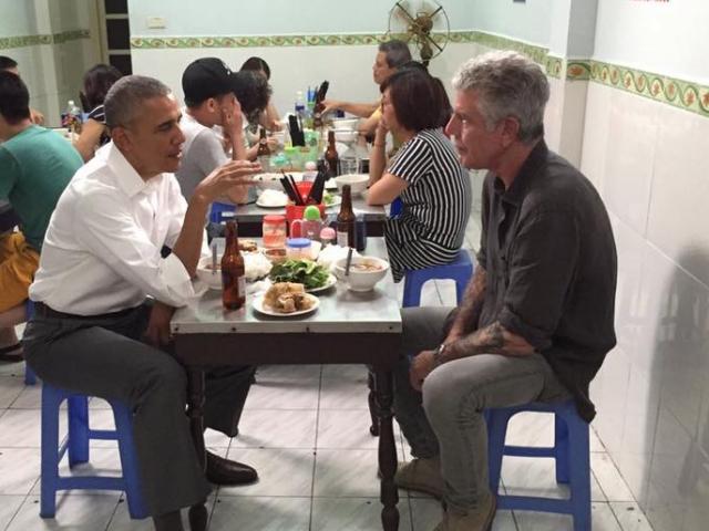 Thưởng thức hình ảnh đầu bếp ăn bún chả Obama khi ông ta đến thăm Việt Nam năm 2016 để hiểu thêm về món ăn đặc trưng của Việt Nam. Xem các đầu bếp nổi tiếng tại Việt Nam cùng tạo ra món ăn này và một người nổi tiếng như ông Obama đã đánh giá thế nào về món ăn này.