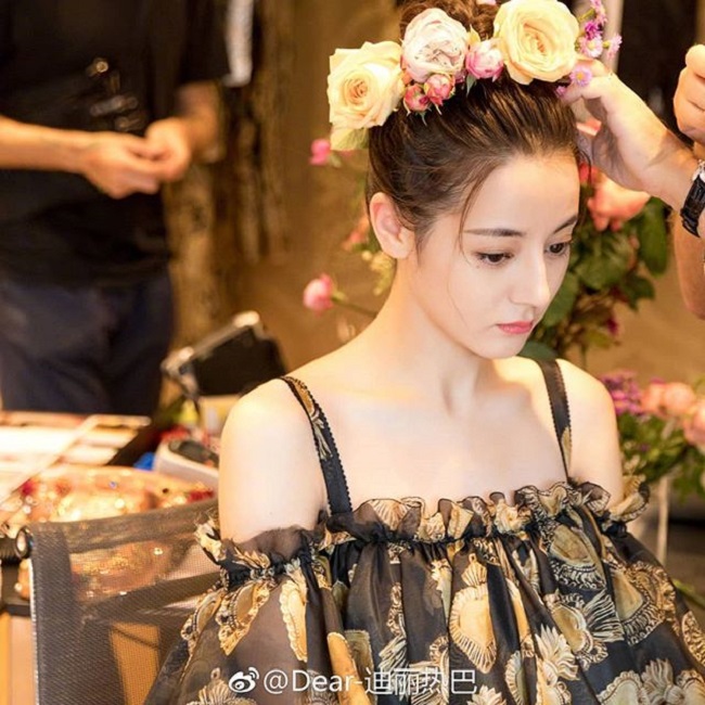 Địch Lệ Nhiệt Ba được mệnh danh là "đệ nhất mỹ nữ" Tân Cương. Cô hiện là diễn viên kiêm người mẫu cực kỳ nổi tiếng trong làng giải trí Hoa ngữ. 