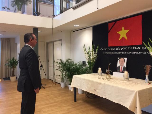 Lãnh đạo nước ngoài đến Đại sứ quán viếng Chủ tịch nước Trần Đại Quang
