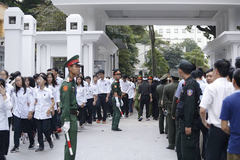 Người dân, học sinh xếp hàng vào viếng Chủ tịch nước Trần Đại Quang - 1