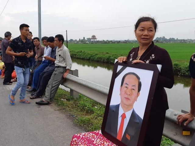 Người dân ôm di ảnh đón Chủ tịch nước Trần Đại Quang về đất mẹ
