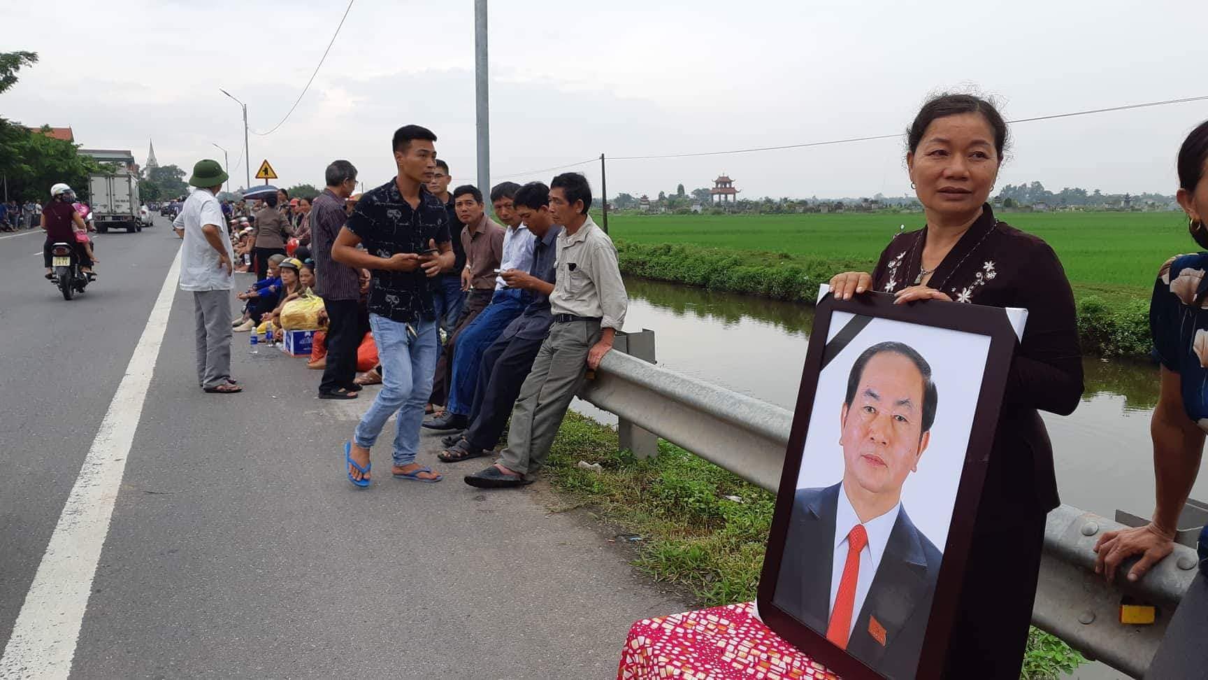 Người dân ôm di ảnh đón Chủ tịch nước Trần Đại Quang về đất mẹ - 1