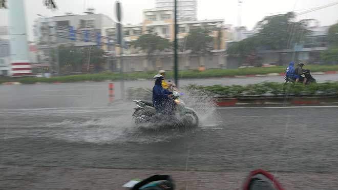 Sài Gòn mưa như trút nước, cửa ngõ Tân Sơn Nhất ngập kinh hoàng - 6