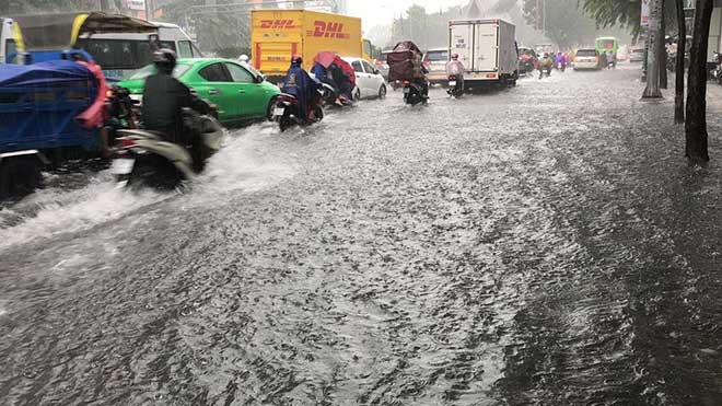 Sài Gòn mưa như trút nước, cửa ngõ Tân Sơn Nhất ngập kinh hoàng - 4