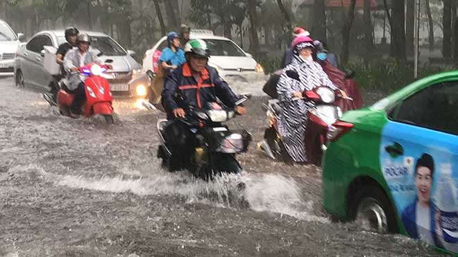 Sài Gòn mưa như trút nước, cửa ngõ Tân Sơn Nhất ngập kinh hoàng - 5