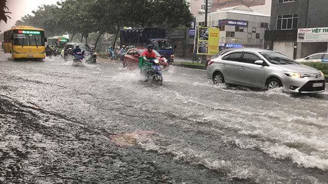 Sài Gòn mưa như trút nước, cửa ngõ Tân Sơn Nhất ngập kinh hoàng - 2