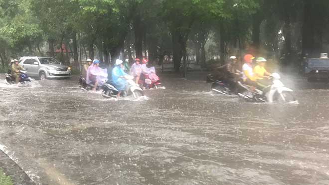 Sài Gòn mưa như trút nước, cửa ngõ Tân Sơn Nhất ngập kinh hoàng - 3