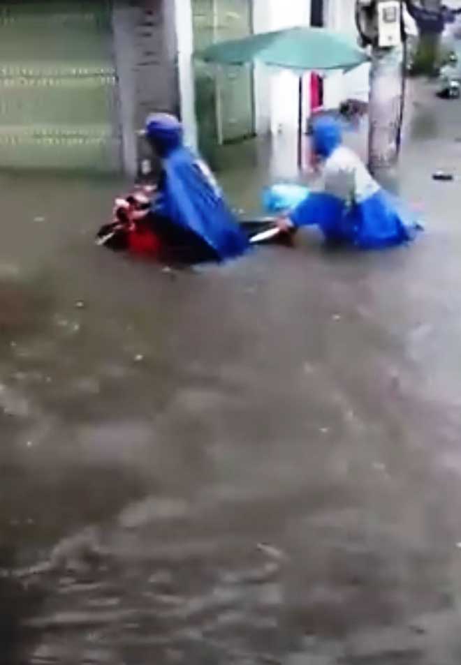 Sài Gòn mưa như trút nước, cửa ngõ Tân Sơn Nhất ngập kinh hoàng - 13