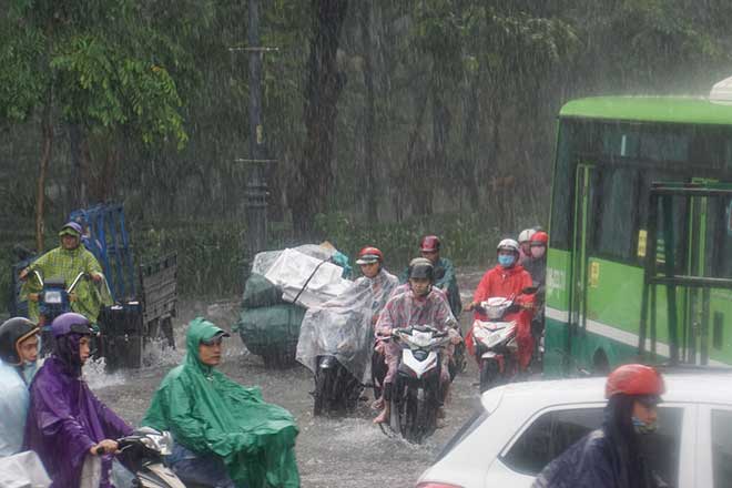 Sài Gòn mưa như trút nước, cửa ngõ Tân Sơn Nhất ngập kinh hoàng - 12