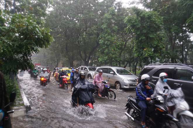 Sài Gòn mưa như trút nước, cửa ngõ Tân Sơn Nhất ngập kinh hoàng - 11