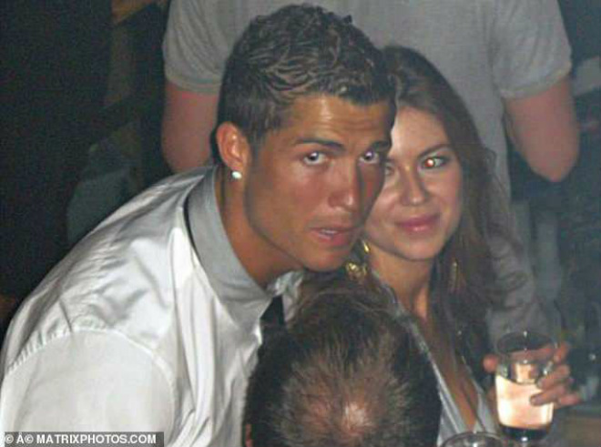 Ronaldo phản pháo vụ bị tố hiếp dâm: Bồ xinh rực lửa trợ chiến - 1