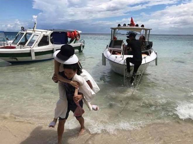 24h HOT: Trường Giang ga lăng, ngụy trang đi trăng mật với Nhã Phương - 1