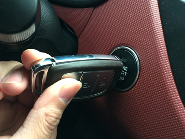 Khởi động xe như thế nào khi chìa khoá hết pin?