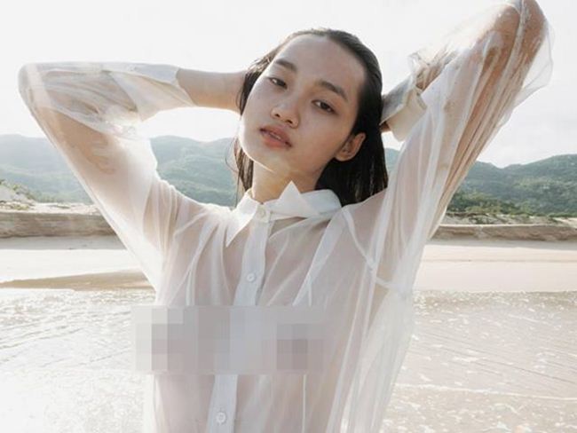 Mới đây, chân dài sinh năm 1999 Quỳnh Anh - học trò của Võ Hoàng Yến đã có những bức hình "để đời", đánh dấu sự nghiệp làm mẫu ảnh sang một trang mới khi cô mặc 1 chiếc áo sơ mi mỏng dính, ướt sũng lộ ngực trần rõ mồn một.
