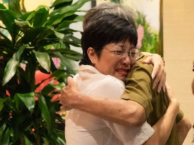 MC Thảo Vân khóc như mưa khi bố mẹ Công Lý đến thăm sau khi ly hôn