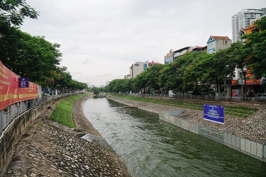 Sông Tô Lịch thay đổi bất ngờ sau một đêm, nhiều người mang cần ra câu cá - 1