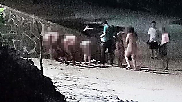 Thái Lan: 5 cô gái khỏa thân tắm biển bị cảnh sát &#34;sờ gáy&#34; - 1