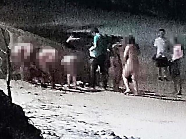 Thái Lan: 5 cô gái khỏa thân tắm biển bị cảnh sát ”sờ gáy”