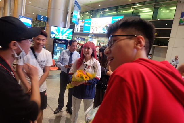 &#34;Bông hồng lai&#34; 10X Thái Lan hút hồn fan Việt tại sân bay - 1