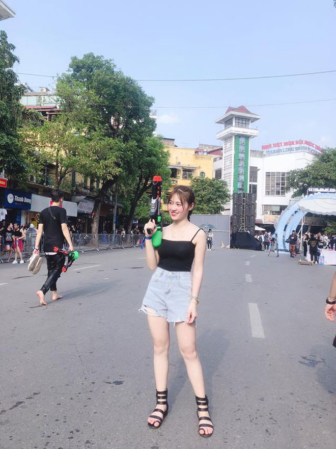 Nữ công nhân đẹp "đốn tim" dân mạng, nhan sắc thật còn bất ngờ hơn - 10