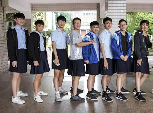 Nam sinh ở Đài Loan được phép mặc váy tới trường và lý do thực sự