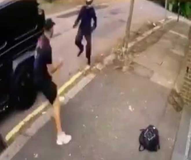 Rùng mình Ozil bị cướp giữa ban ngày: Đồng đội Arsenal liều lĩnh tay không chống dao - 1